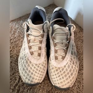 Men’s Under Armour Tri-Base Reign 5. Size 8.5. White/Sahara